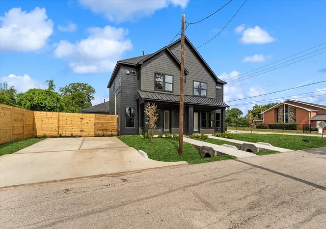 3rd image of 7313 Tippett St #A/B, Houston, TX 77088 | MLS# 88234226