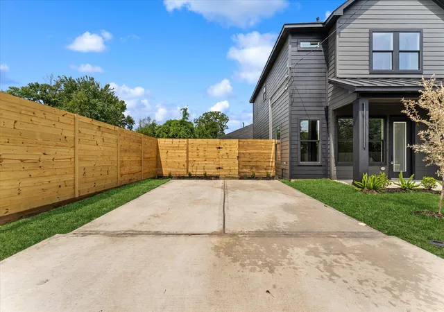 4th image of 7313 Tippett St #A/B, Houston, TX 77088 | MLS# 88234226