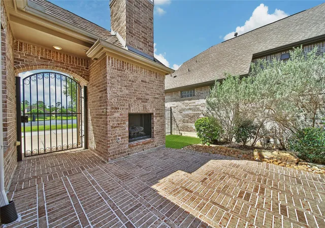 3rd image of 15 S Lochwood Wy, Tomball, TX 77375 | MLS# 83299308