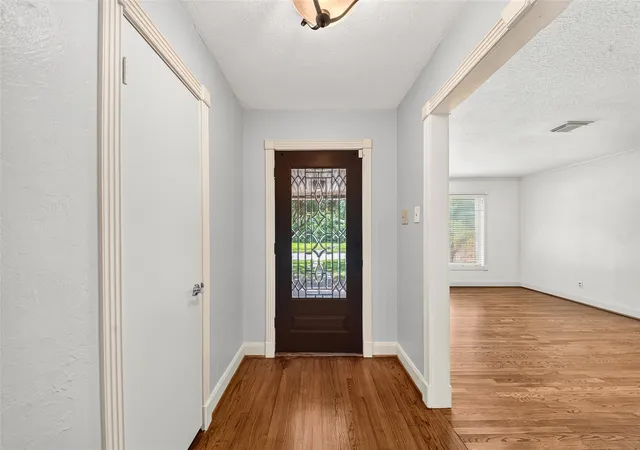 2nd image of 5262 Briarbend Dr, Houston, TX 77096 | MLS# 53600657