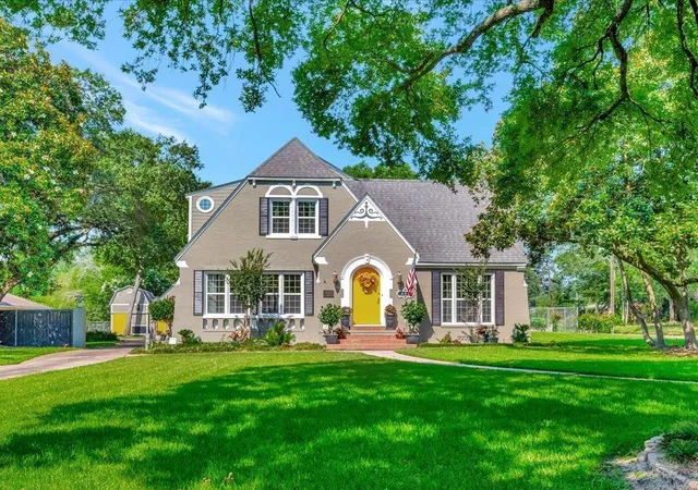 Photo 1 of Single family home for sale at 402 S Bynum St, Lufkin, TX 75904 | MLS# 40708566 | Listing updated on 2026-08-11
