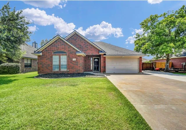 2nd image of 218 Lexington Ave, Clute, TX 77531 | MLS# 22616213