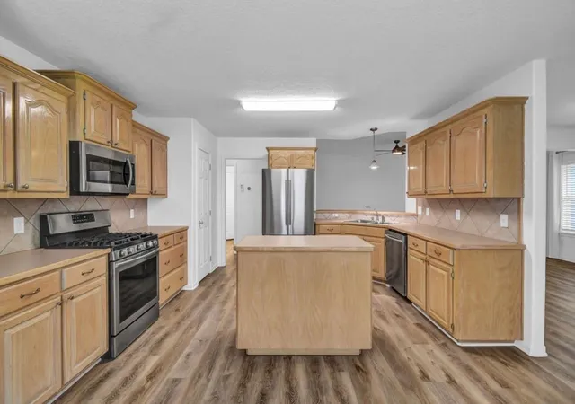 5th image of 218 Lexington Ave, Clute, TX 77531 | MLS# 22616213