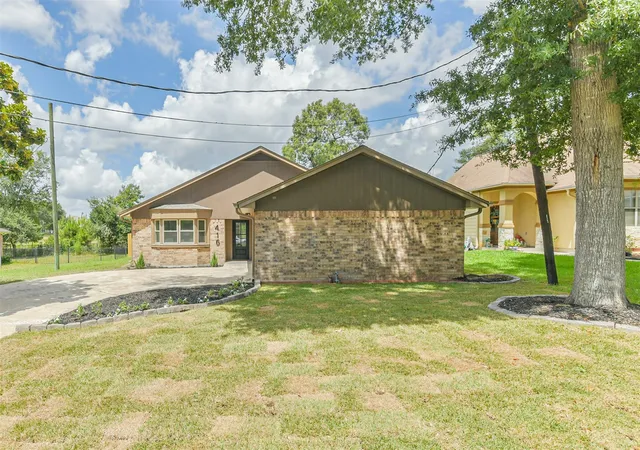 Photo 2 of Single family home for sale at 416 Rolling Hills Dr, Conroe, TX 77304 | MLS# 41721302 | Listing updated on 2026-09-17