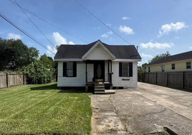 1st image of 985 Brockman St, Beaumont, TX 77705 | MLS# 52378307