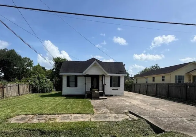 2nd image of 985 Brockman St, Beaumont, TX 77705 | MLS# 52378307