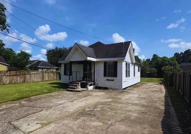 3rd image of 985 Brockman St, Beaumont, TX 77705 | MLS# 52378307