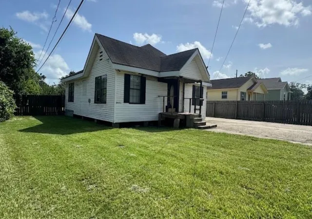 4th image of 985 Brockman St, Beaumont, TX 77705 | MLS# 52378307