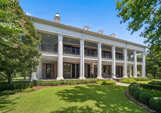 2nd image of 2 Georgian Row, The Woodlands, TX 77380 | MLS# 21711395