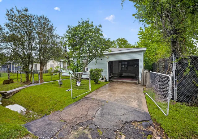 Photo 3 of Single family home for sale at 8013 Maxroy St, Houston, TX 77088 | MLS# 17616081 | Listing updated on 2026-08-29