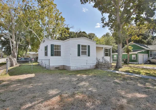 18th image of 404 N 7th St, Baytown, TX 77520 | MLS# 97041359
