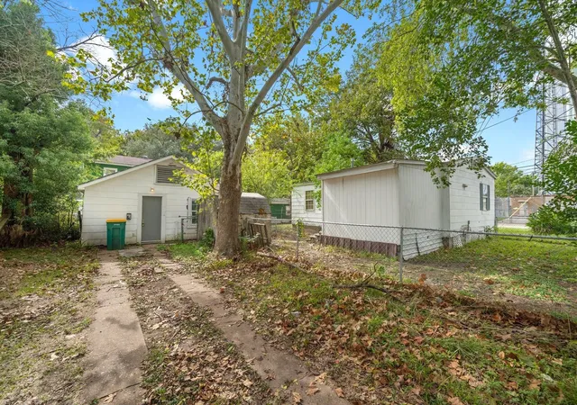 1st image of 404 N 7th St, Baytown, TX 77520 | MLS# 97041359