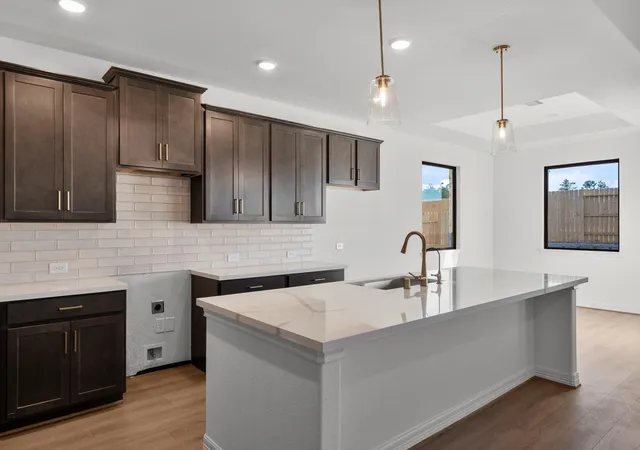 Photo 4 of Single family home for sale at 7914 Jade Crst Dr, Angleton, TX 77515 | MLS# 59208331 | Listing updated on 2026-09-21