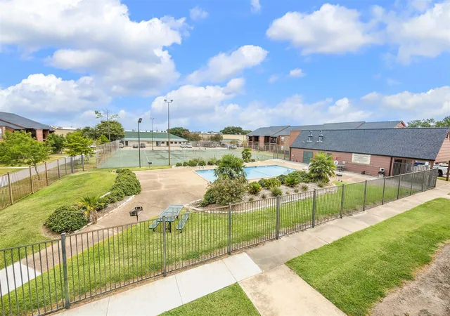 2nd image of 904 University Oaks Blvd, College Station, TX 77840