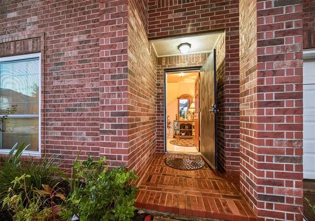 2nd image of 918 Heathcliff Dr, Missouri City, TX 77489 | MLS# 21900867