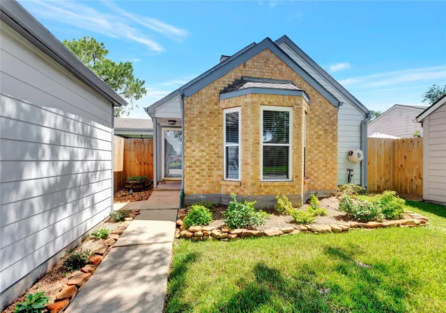2nd image of 16707 Ashmoor Ct, Houston, TX 77058 | MLS# 92898144