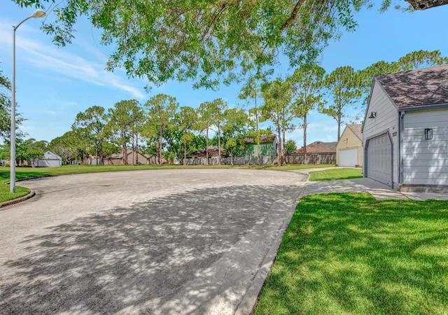 3rd image of 16707 Ashmoor Ct, Houston, TX 77058 | MLS# 92898144