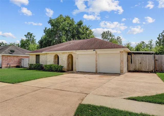 Photo 2 of Sale Pending at 1612 Cypress Holw St, Pearland, TX 77581 | MLS# 47713083 | Listing updated on 2026-09-12