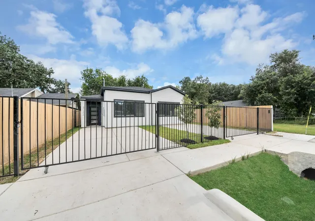 4th image of 3724 Rebecca St, Houston, TX 77021 | MLS# 31139117