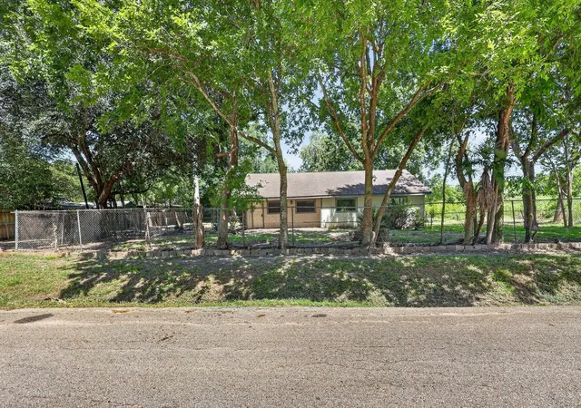 3rd image of 13917 Ambrose St, Houston, TX 77045 | MLS# 75103801