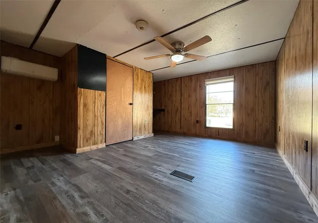 Photo 3 of Single family home for sale at 3807 Lands End Ct, Granbury, TX 76048 | MLS# 46062074 | Listing updated on 2026-08-21