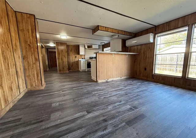 Photo 4 of Single family home for sale at 3807 Lands End Ct, Granbury, TX 76048 | MLS# 46062074 | Listing updated on 2026-08-21