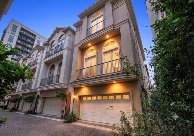 Photo 1 of Sale Pending at 119 Dennis St, Houston, TX 77006 | MLS# 14169293 | Listing updated on 2026-09-02