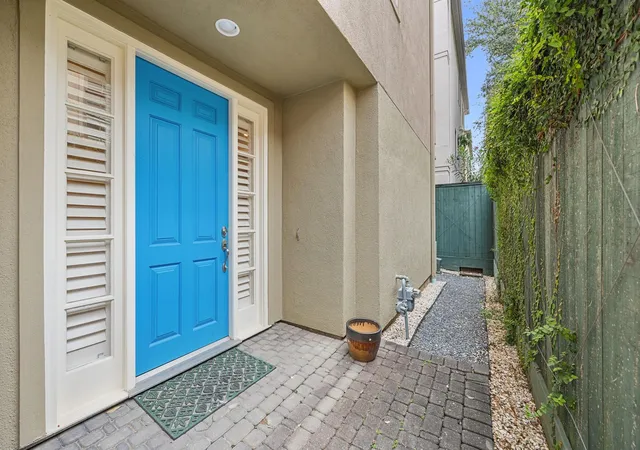 Photo 2 of Sale Pending at 119 Dennis St, Houston, TX 77006 | MLS# 14169293 | Listing updated on 2026-09-02