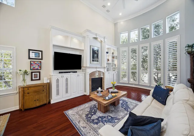 Photo 2 of Single family home for sale at 5717 Val Verde St #C, Houston, TX 77057 | MLS# 41720868 | Listing updated on 2026-09-13