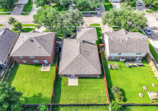 32nd image of 11304 Morning Brook Dr, Pearland, TX 77584 | MLS# 65090856