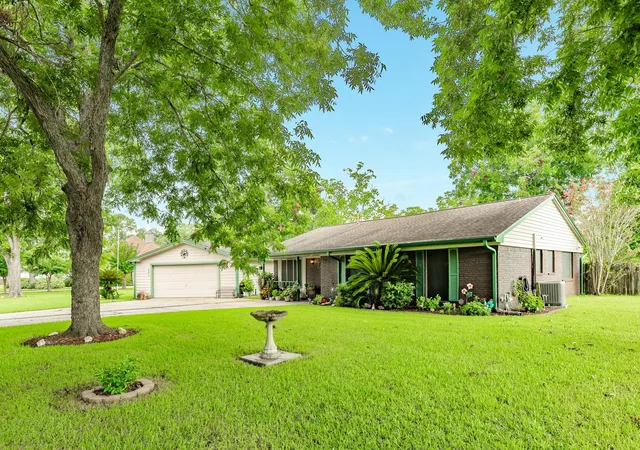 Photo 2 of Single family home for sale at 208 Lostracco St, Angleton, TX 77515 | MLS# 76605722 | Listing updated on 2026-09-19