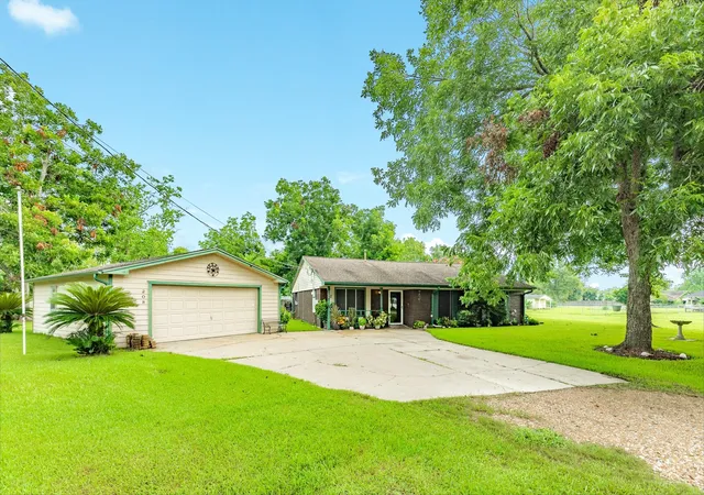 Photo 3 of Single family home for sale at 208 Lostracco St, Angleton, TX 77515 | MLS# 76605722 | Listing updated on 2026-09-19