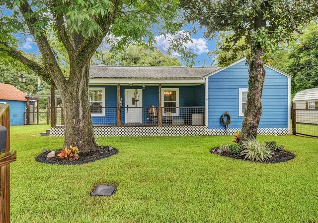 1st image of 305 South 15th St, West Columbia, TX 77486 | MLS# 13893855