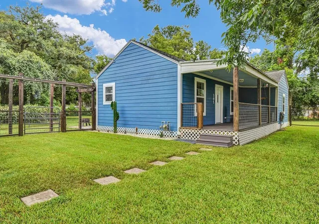 2nd image of 305 South 15th St, West Columbia, TX 77486 | MLS# 13893855
