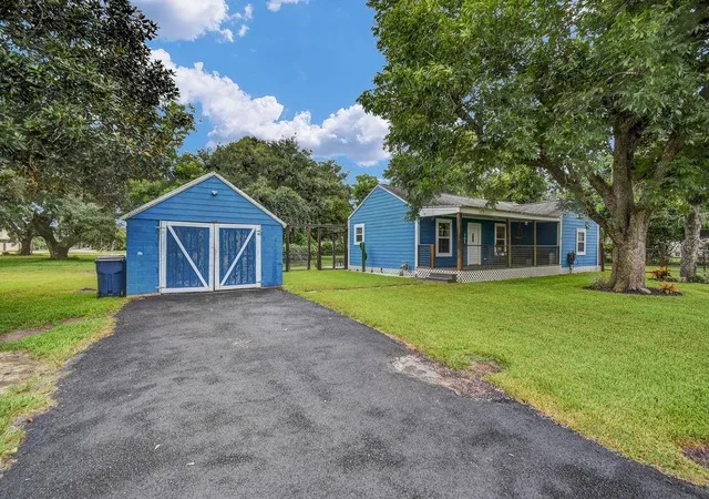 4th image of 305 South 15Th St, West Columbia, TX 77486 | MLS# 13893855