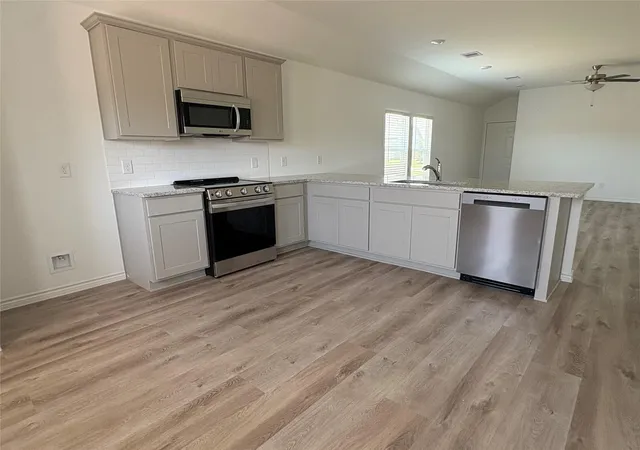 Photo 4 of Single family home for sale at 10475 Sugar Ml Dr, Conroe, TX 77306 | MLS# 62980802 | Listing updated on 2026-09-12