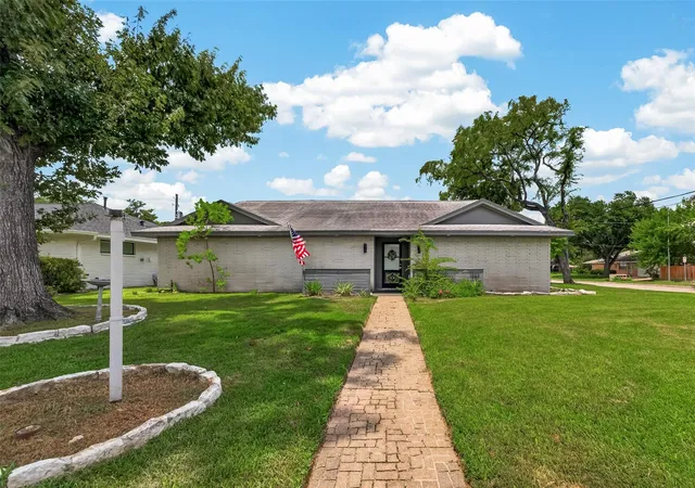 Photo 1 of Single family home for sale at 1703 Droxford Dr, Houston, TX 77008 | MLS# 537518 | Listing updated on 2026-08-13