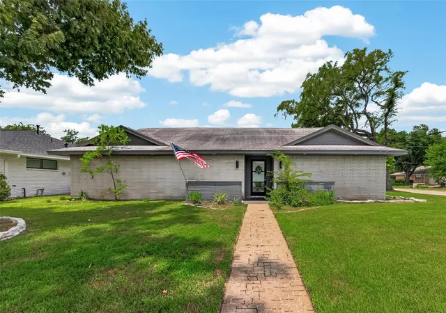 Photo 2 of Single family home for sale at 1703 Droxford Dr, Houston, TX 77008 | MLS# 537518 | Listing updated on 2026-08-13