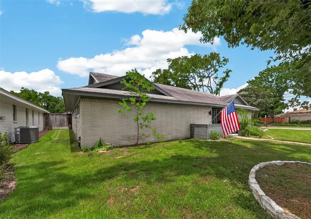 Photo 3 of Single family home for sale at 1703 Droxford Dr, Houston, TX 77008 | MLS# 537518 | Listing updated on 2026-08-13