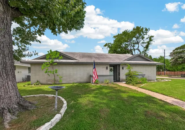Photo 3 of Single family home for sale at 1703 Droxford Dr, Houston, TX 77008 | MLS# 537518 | Listing updated on 2026-08-13