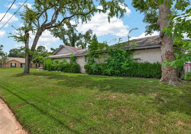 Photo 4 of Single family home for sale at 1703 Droxford Dr, Houston, TX 77008 | MLS# 537518 | Listing updated on 2026-08-13