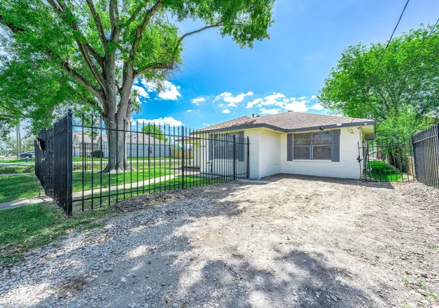 Photo 3 of Single family home for sale at 4356 Phlox St, Houston, TX 77051 | MLS# 62166688 | Listing updated on 2026-08-14