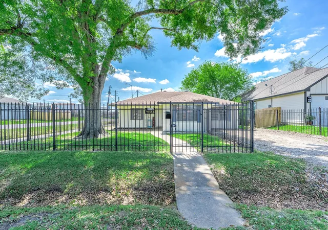 Photo 3 of Single family home for sale at 4356 Phlox St, Houston, TX 77051 | MLS# 62166688 | Listing updated on 2026-08-14