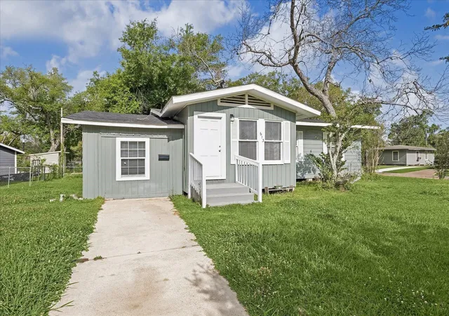1st image of 613 Winding Way St, Lake Jackson, TX 77566 | MLS# 46516679
