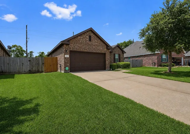 2nd image of 4418 Legends Bay Dr Dr, Baytown, TX 77523 | MLS# 67346893