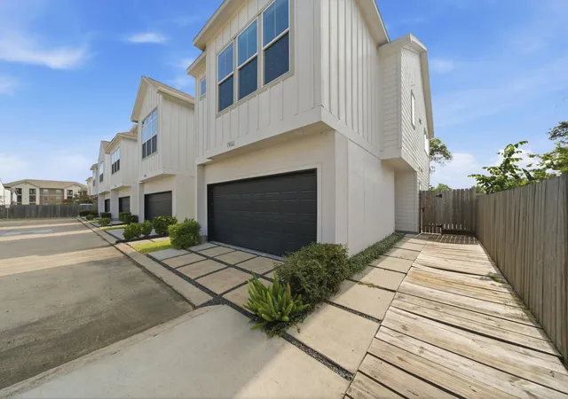 2nd image of 1902 Hollister Spruce Ln, Houston, TX 77080 | MLS# 3510155