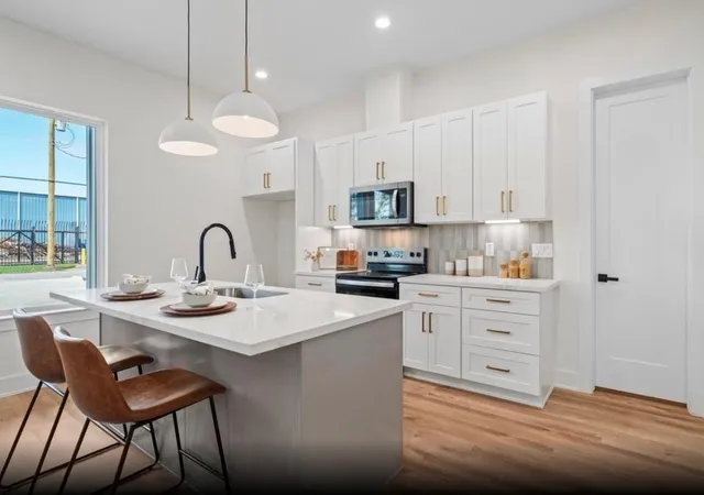 3rd image of 6528 Weston St, Houston, TX 77021