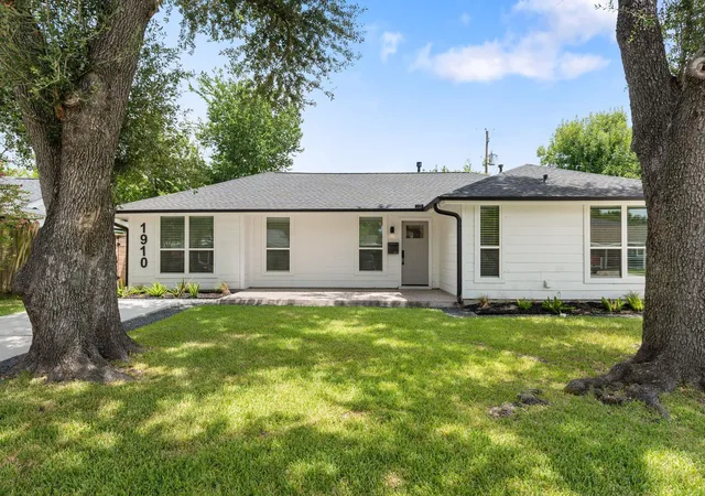 1st image of 1910 Lynnview Dr, Houston, TX 77055 | MLS# 62367606