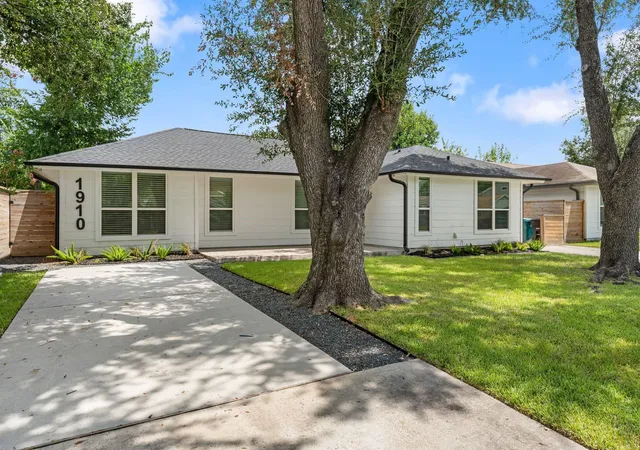 2nd image of 1910 Lynnview Dr, Houston, TX 77055 | MLS# 62367606