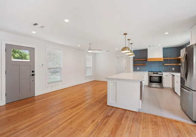 3rd image of 1910 Lynnview Dr, Houston, TX 77055 | MLS# 62367606
